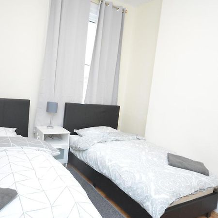 Cheerful 4 Bedroom House In Greater London Eksteriør bilde