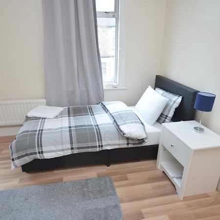 Cheerful 4 Bedroom House In Greater London Eksteriør bilde