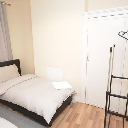 Cheerful 4 Bedroom House In Greater London Eksteriør bilde