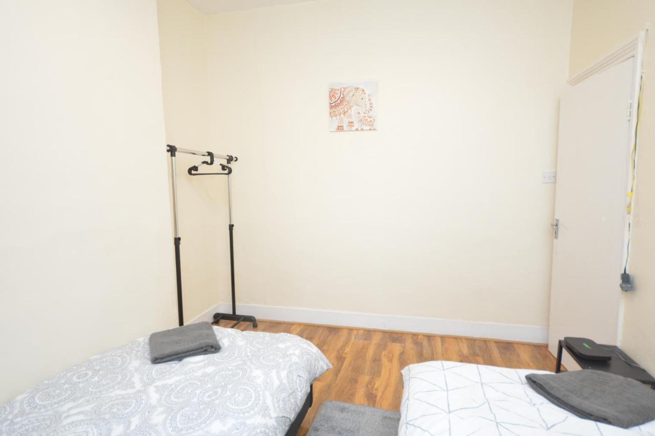Cheerful 4 Bedroom House In Greater London Eksteriør bilde