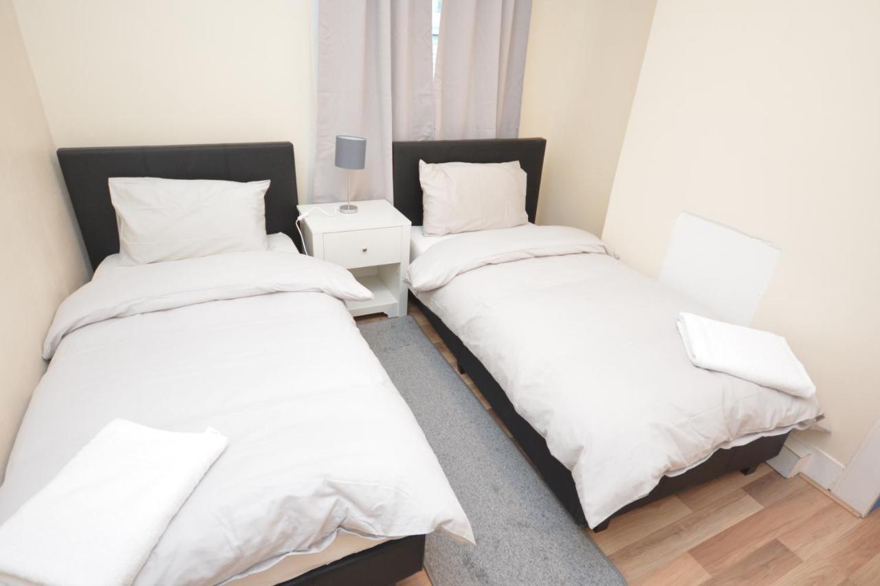 Cheerful 4 Bedroom House In Greater London Eksteriør bilde