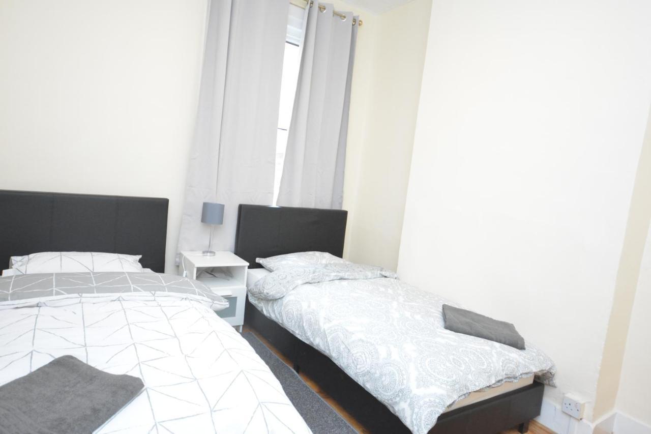 Cheerful 4 Bedroom House In Greater London Eksteriør bilde