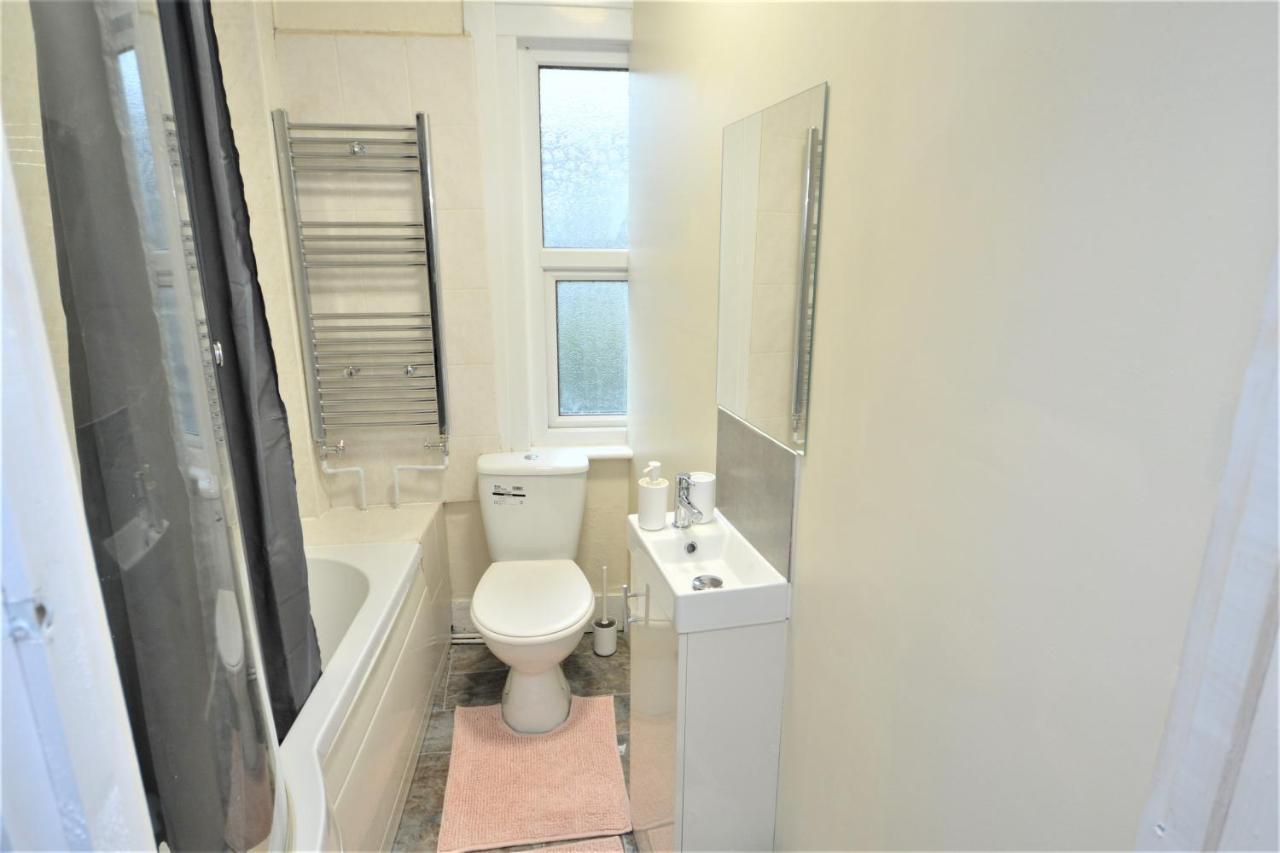 Cheerful 4 Bedroom House In Greater London Eksteriør bilde