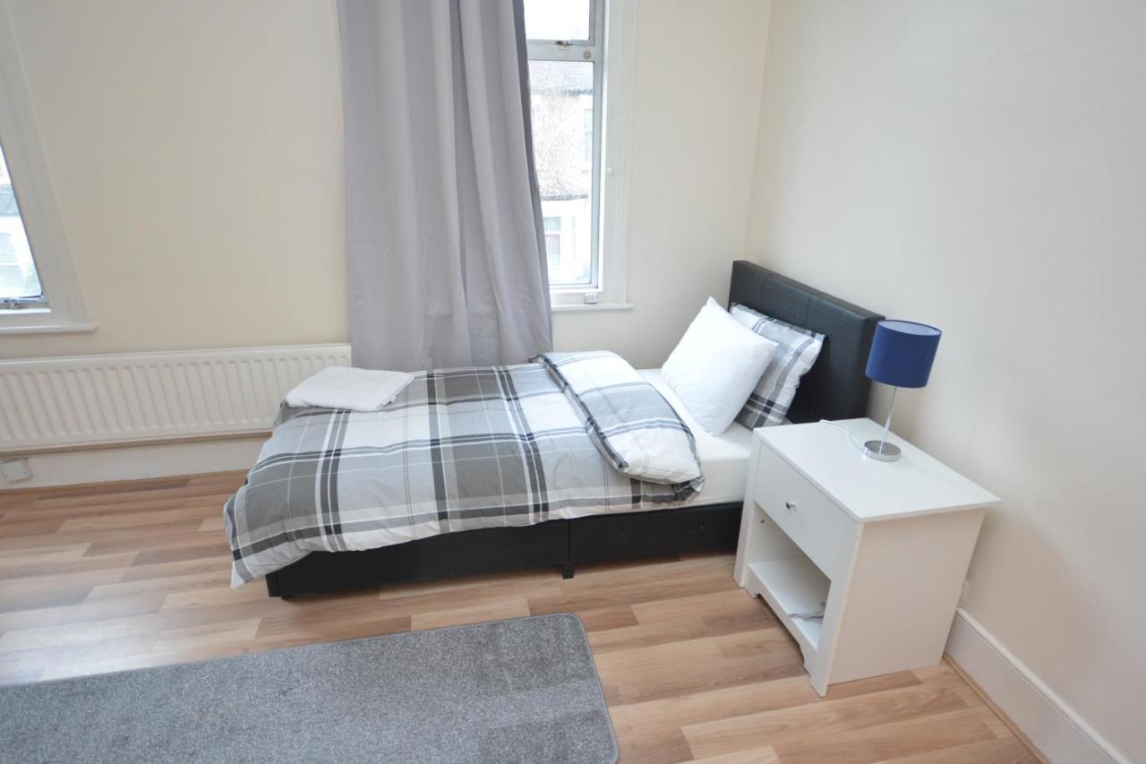 Cheerful 4 Bedroom House In Greater London Eksteriør bilde
