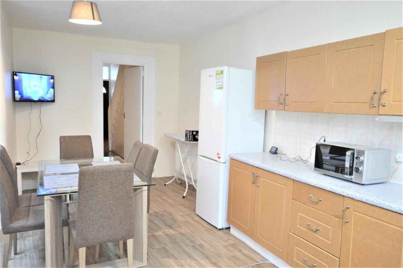 Cheerful 4 Bedroom House In Greater London Eksteriør bilde