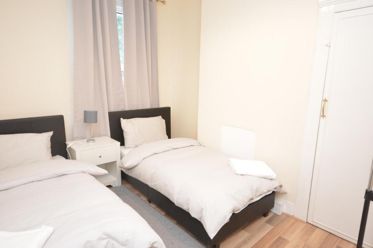 Cheerful 4 Bedroom House In Greater London Eksteriør bilde