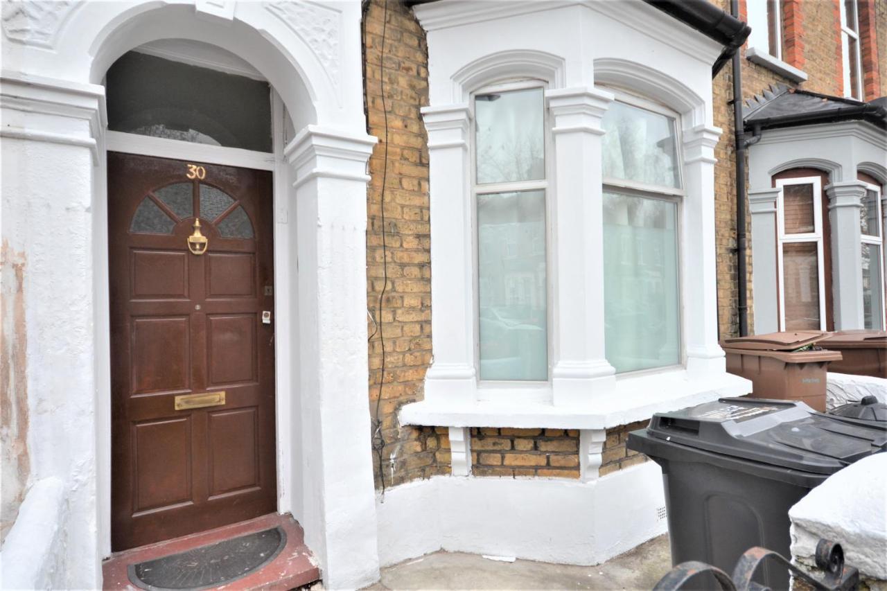 Cheerful 4 Bedroom House In Greater London Eksteriør bilde