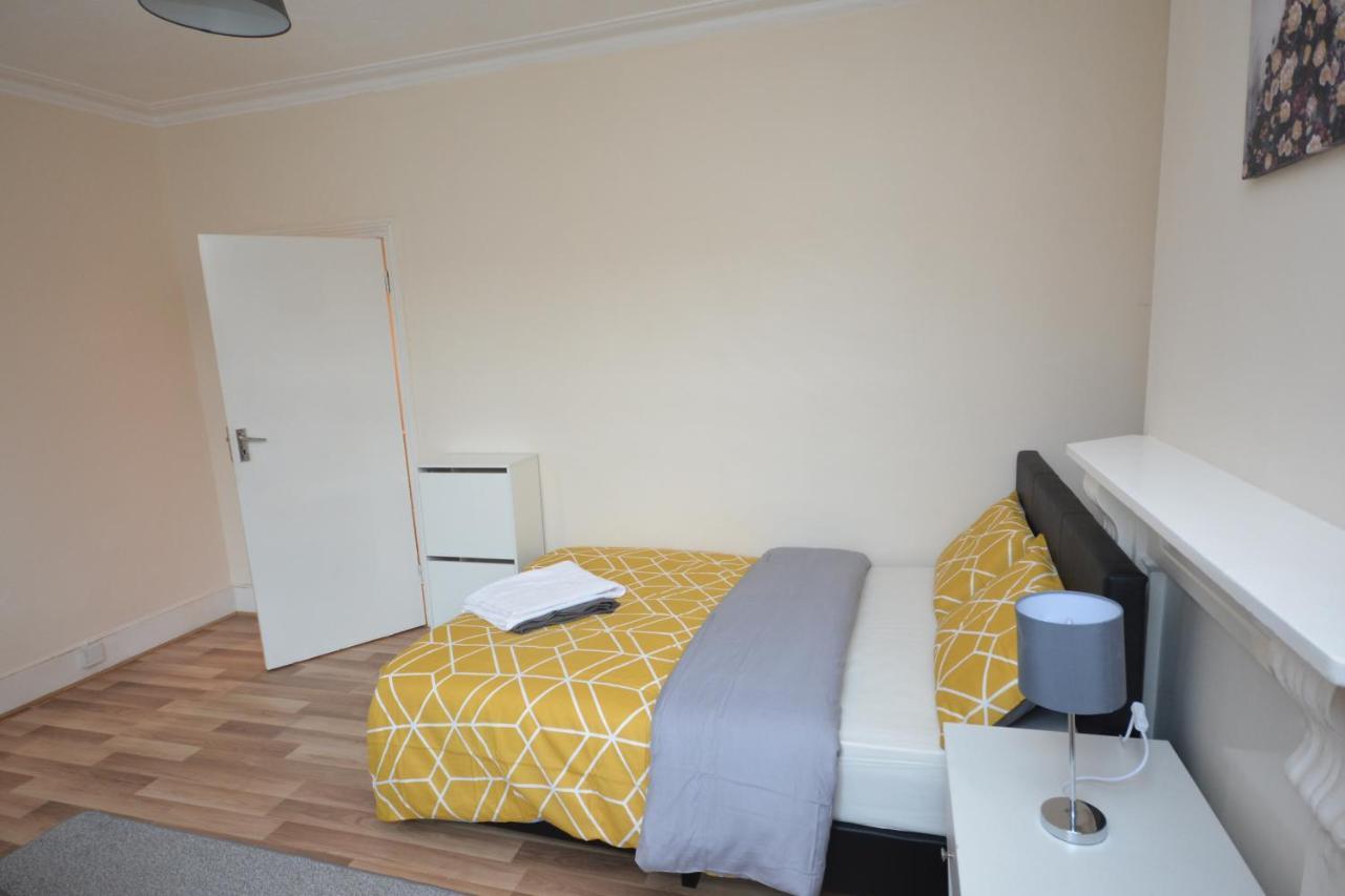 Cheerful 4 Bedroom House In Greater London Eksteriør bilde