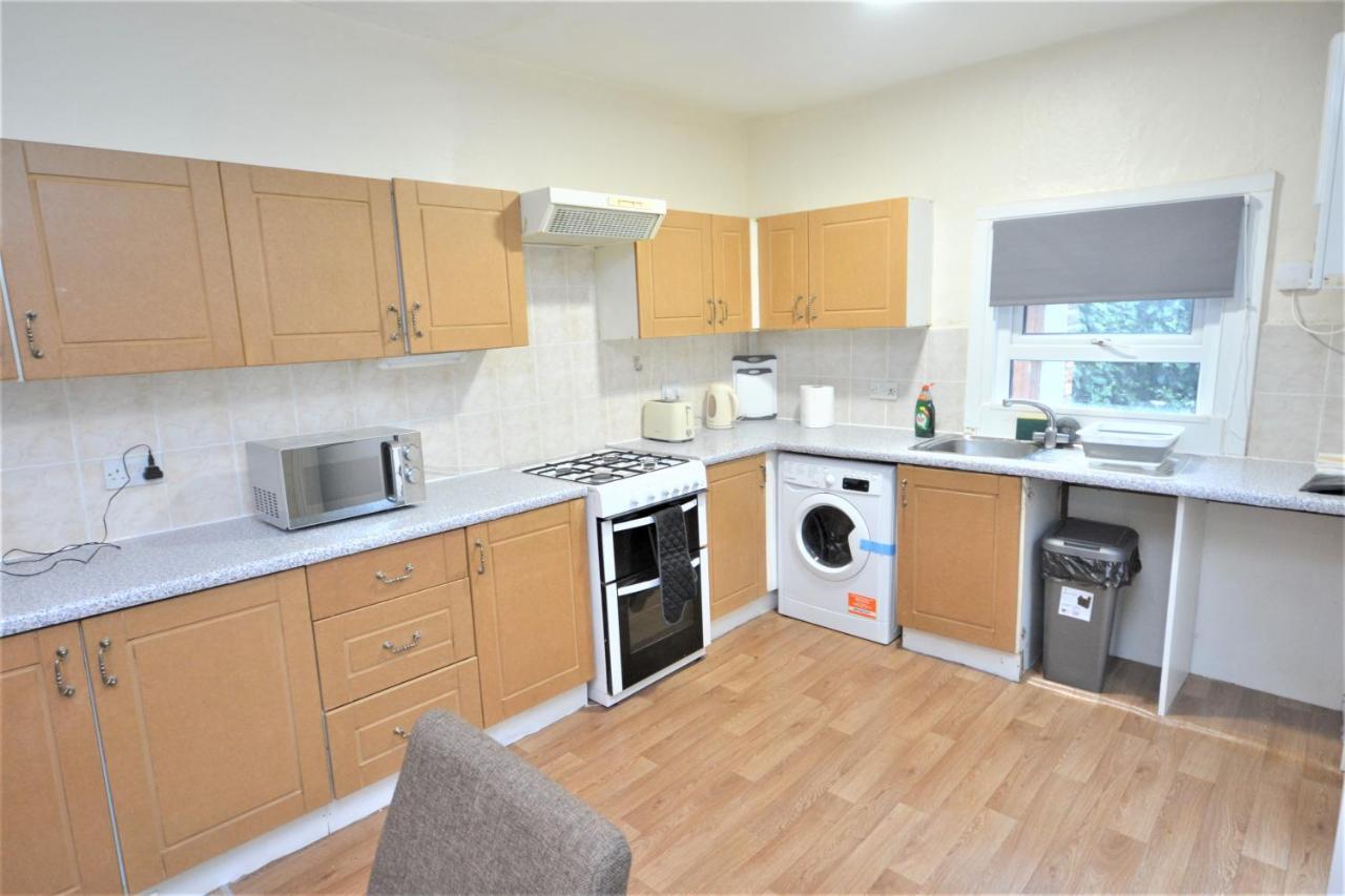 Cheerful 4 Bedroom House In Greater London Eksteriør bilde