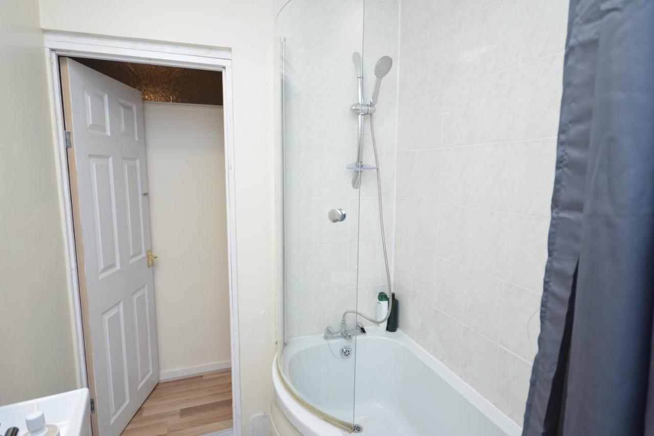 Cheerful 4 Bedroom House In Greater London Eksteriør bilde