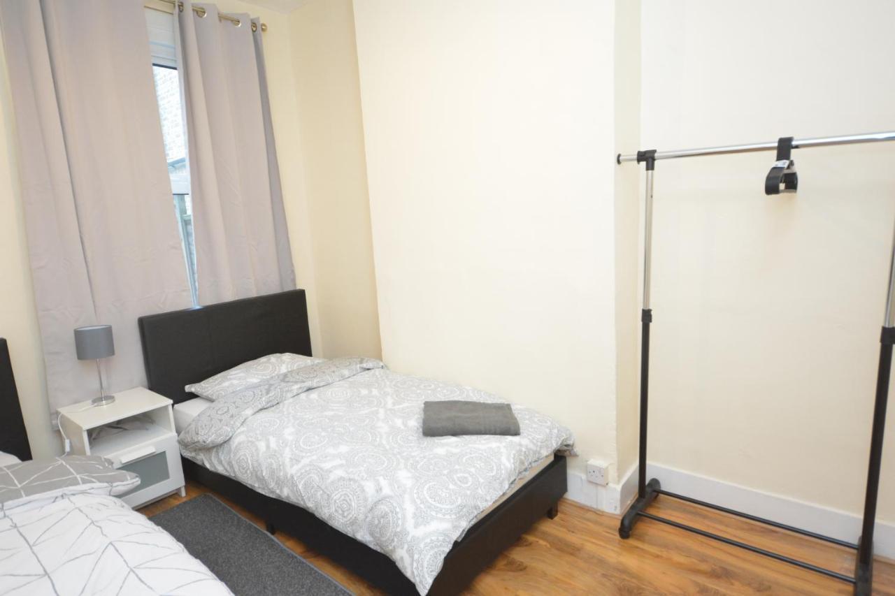 Cheerful 4 Bedroom House In Greater London Eksteriør bilde