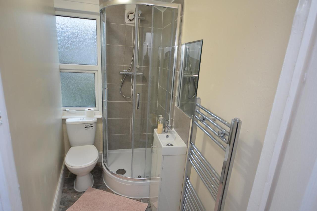Cheerful 4 Bedroom House In Greater London Eksteriør bilde