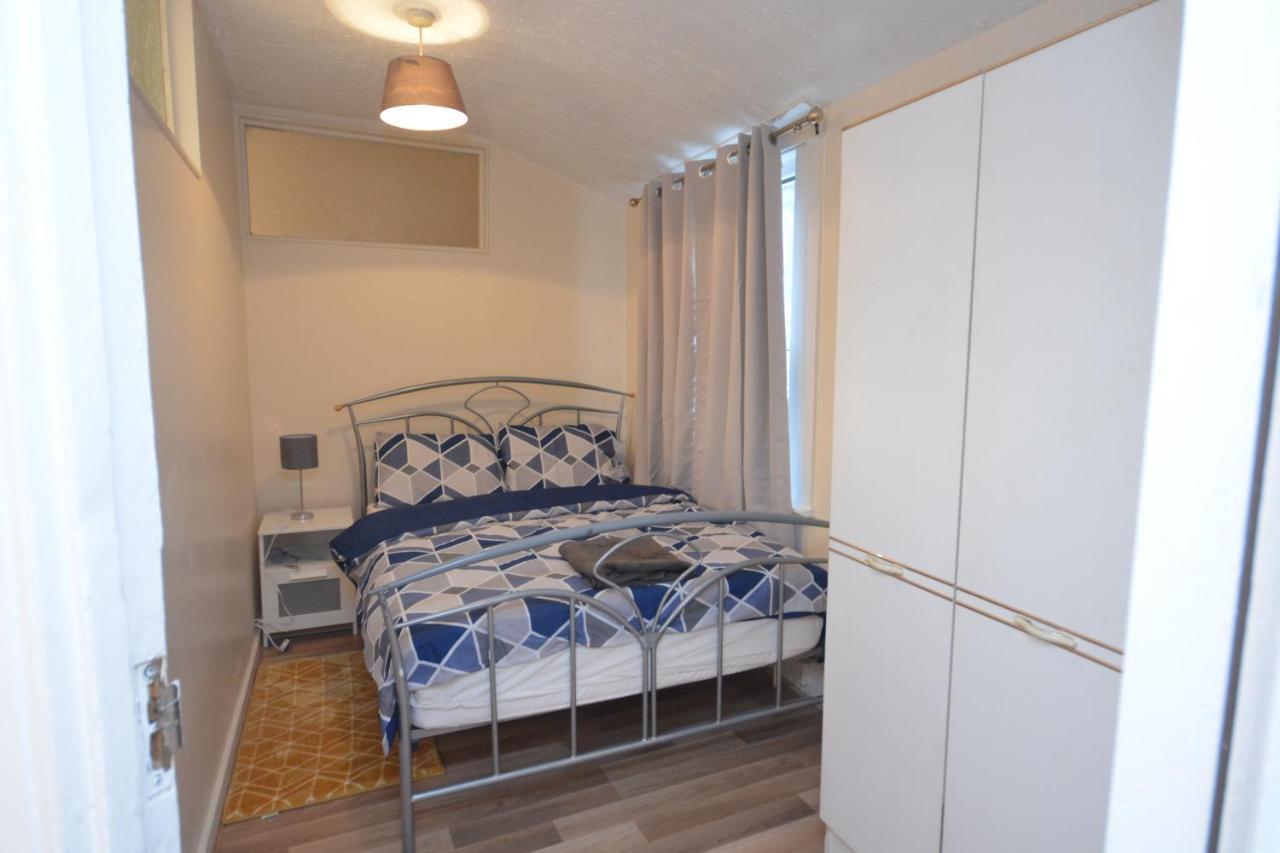 Cheerful 4 Bedroom House In Greater London Eksteriør bilde