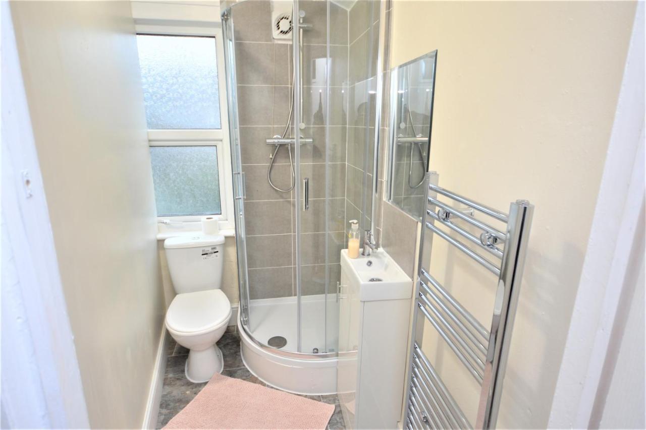 Cheerful 4 Bedroom House In Greater London Eksteriør bilde