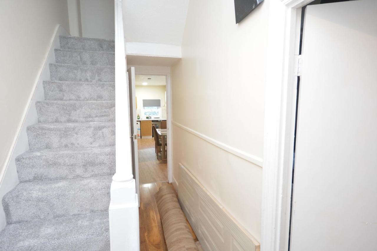 Cheerful 4 Bedroom House In Greater London Eksteriør bilde