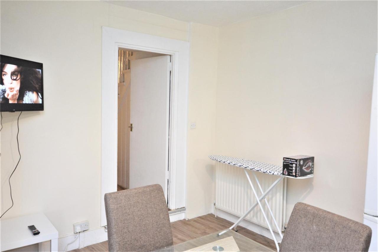 Cheerful 4 Bedroom House In Greater London Eksteriør bilde