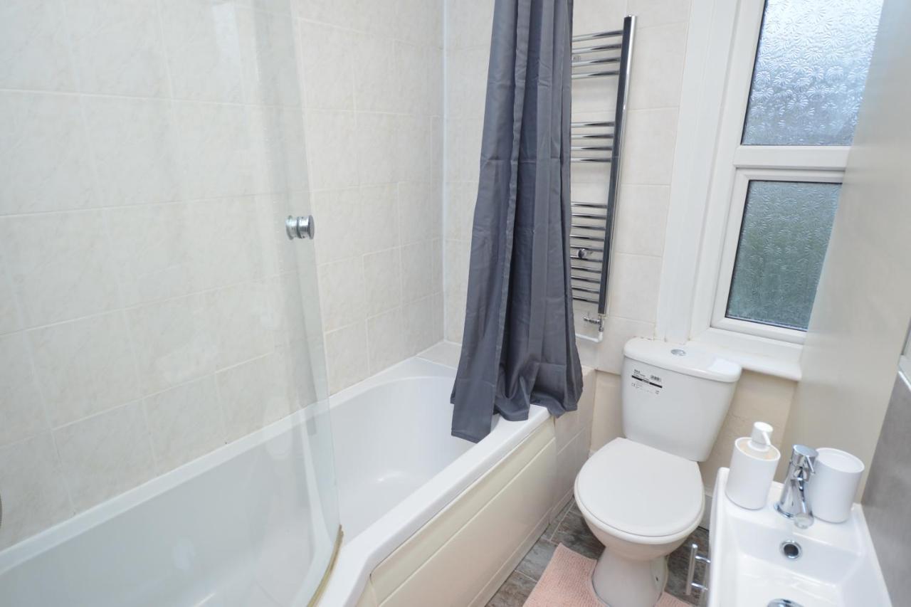 Cheerful 4 Bedroom House In Greater London Eksteriør bilde