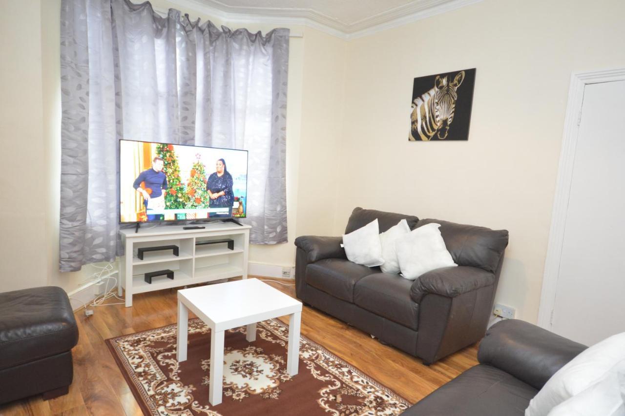 Cheerful 4 Bedroom House In Greater London Eksteriør bilde