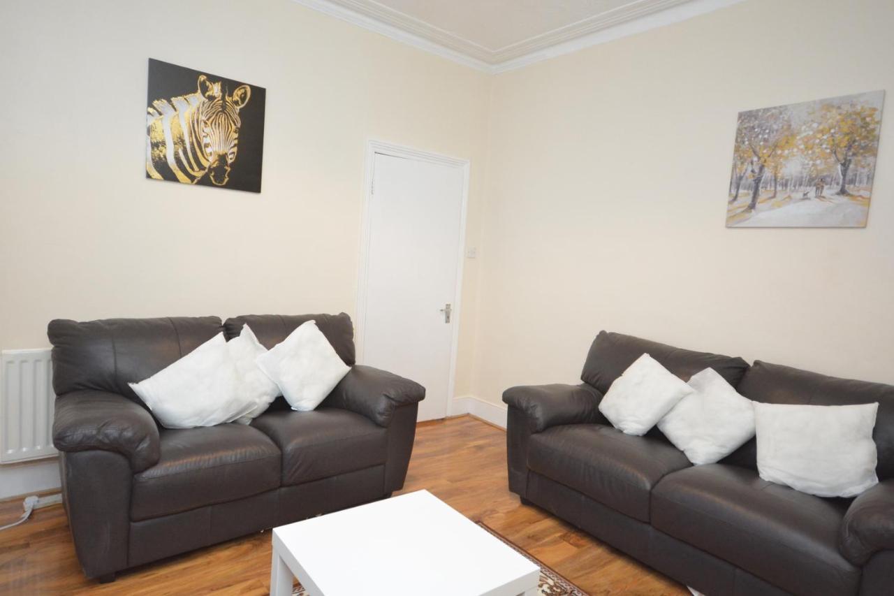 Cheerful 4 Bedroom House In Greater London Eksteriør bilde