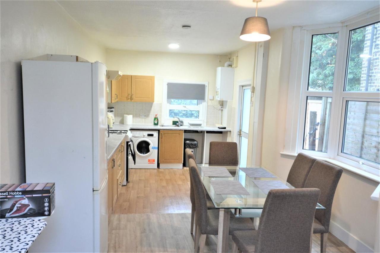 Cheerful 4 Bedroom House In Greater London Eksteriør bilde